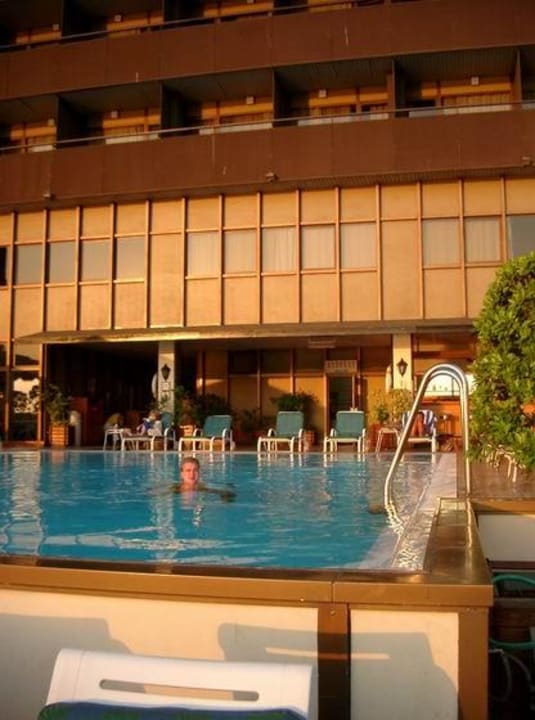 Poolbereich 1. Stock  im Sofitel Cairo Maadi Hotel Holiday Inn Cairo Maadi, an IHG Hotel