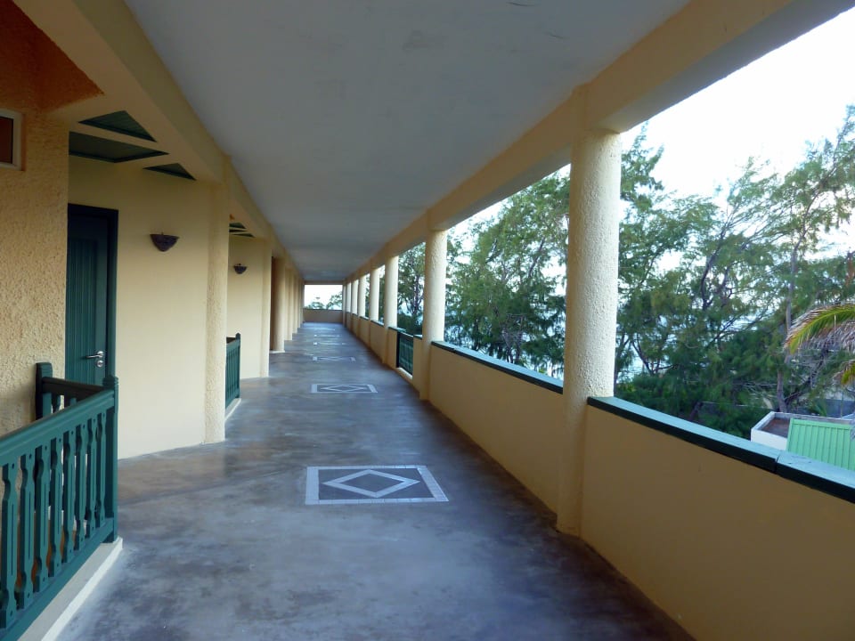 Offene Gänge zu den Zimmern im Hauptgebäude Hotel Silver Beach