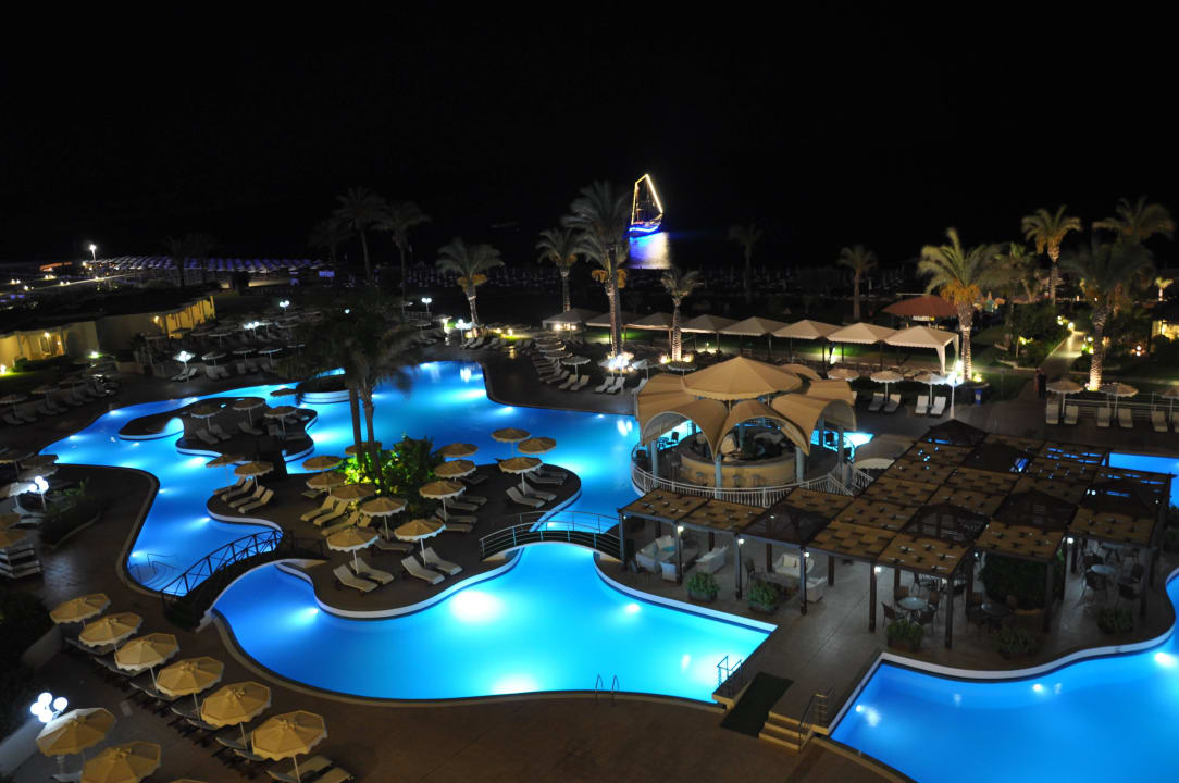 Poolanlage bei Nacht Rodos Palladium Leisure & Wellness