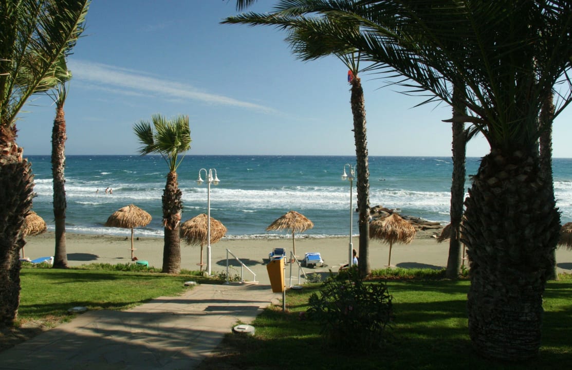 Sonnenliegen am Strand The GrandResort By Leonardo Hotels