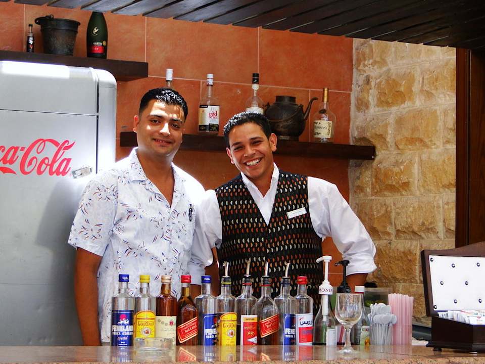 Kellner der Deutschen Poolbar Pickalbatros Alf Leila Wa Leila Resort - Neverland Hurghada