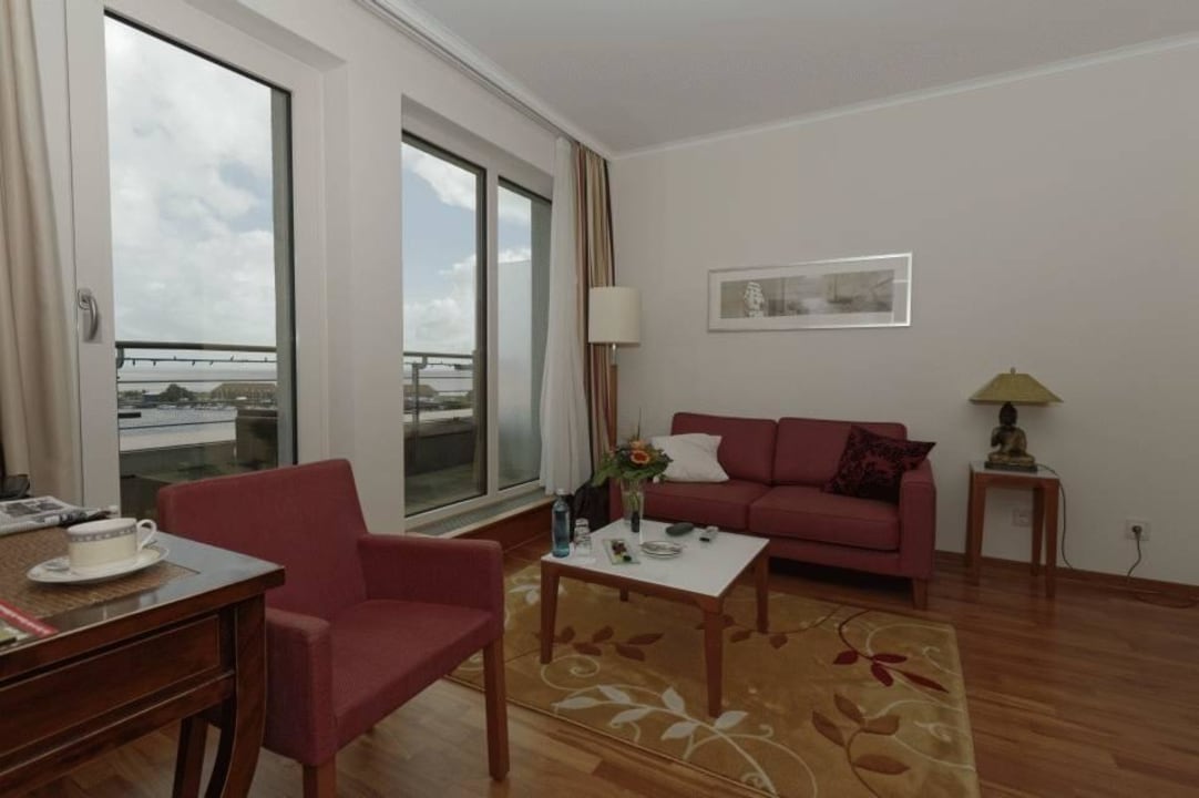 Wohnzimmer vom Schlafzimmer aus ATLANTIC Hotel Wilhelmshaven