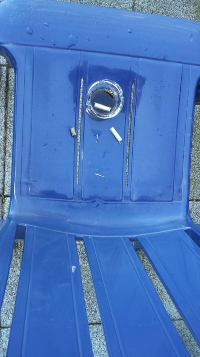 Aschenbecher nicht geleert auf Balkon Seehotel Hubertus -Schloss am See