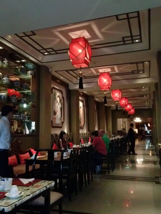 Część sali śniadaniowej, w tle wejście Hotel Shanghai Mansion