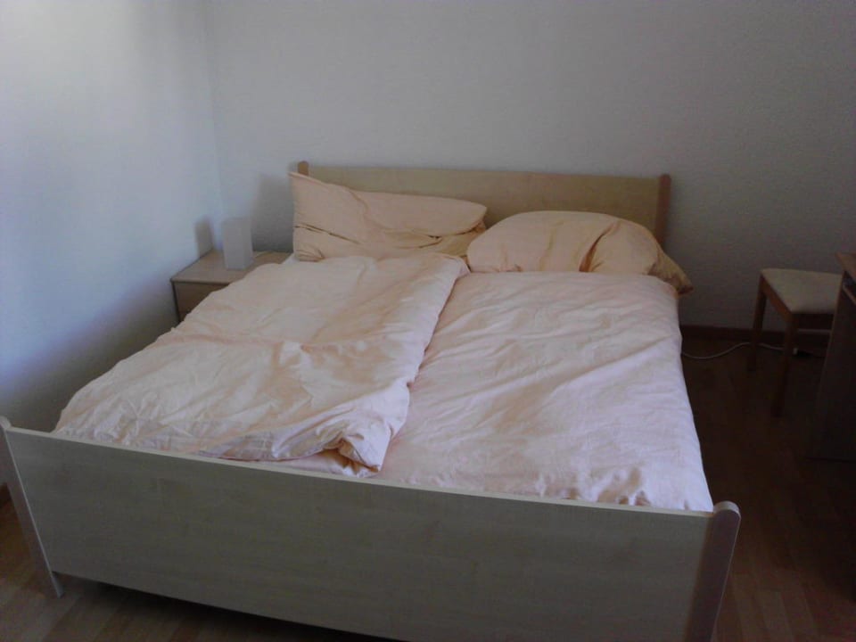 Zimmer - Bett Hotel Edelweiss