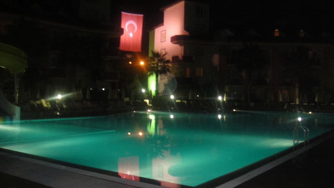 Pool bei Nacht Hotel Orfeus Park