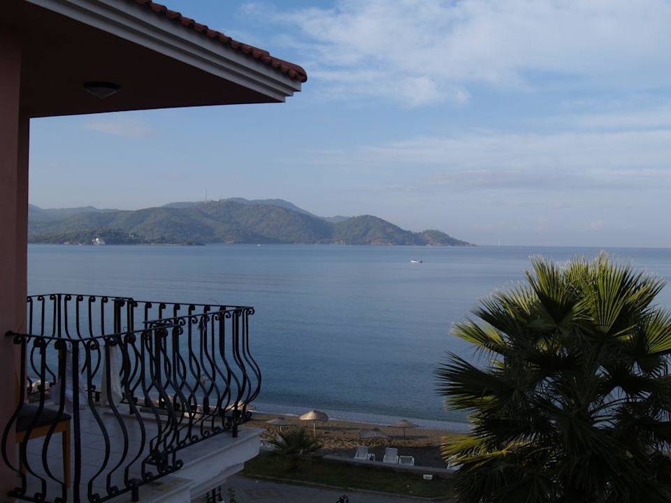 Blick nach links vom Balkon Günes Hotel