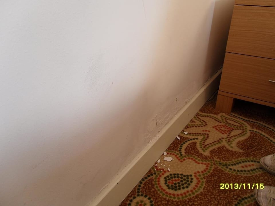 Feuchte Wand im Zimmer Lapta Holiday Club