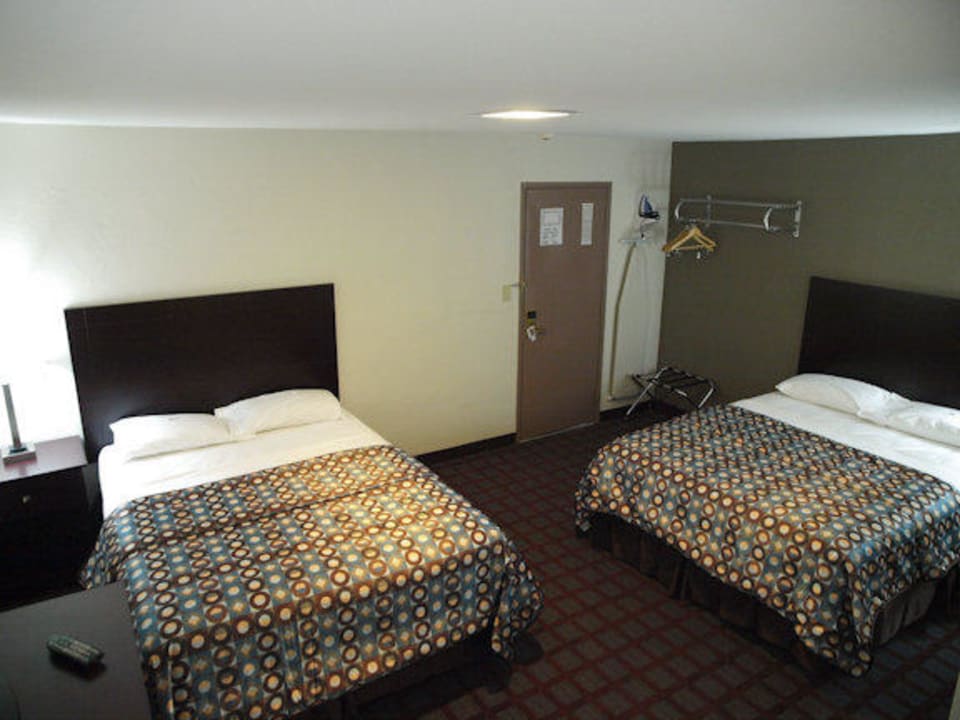2 queen beds Hotel Econo Lodge