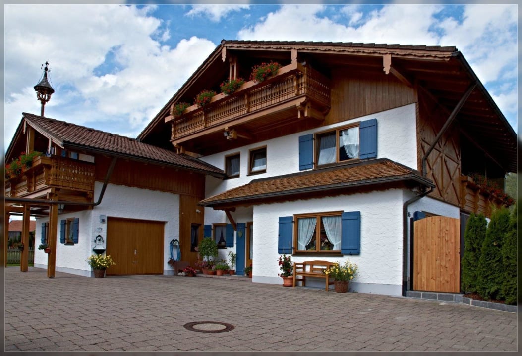 So sieht man die Ferienwohnungen wenn man ankommt. Haus Enzian
