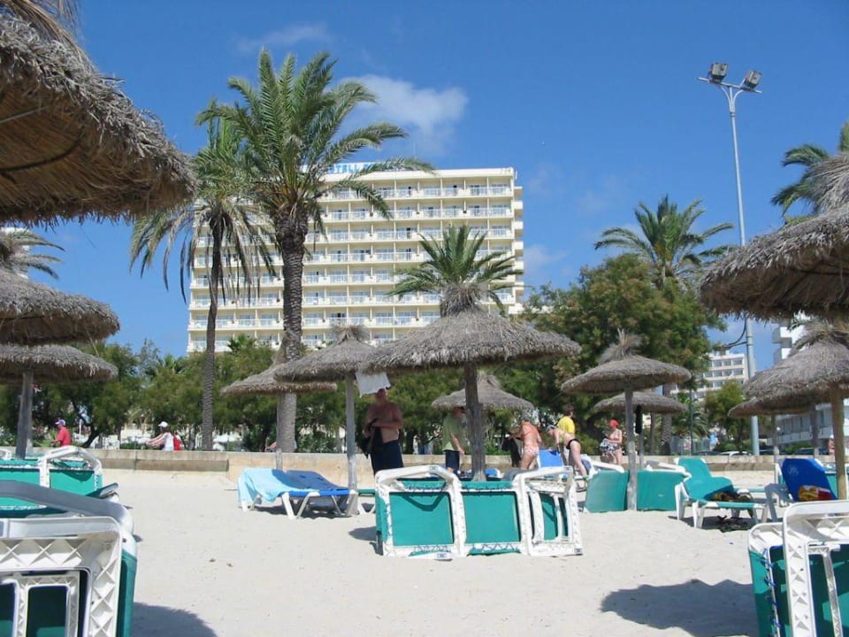 Hotel vom Strand aus gesehen CM Castell de Mar
