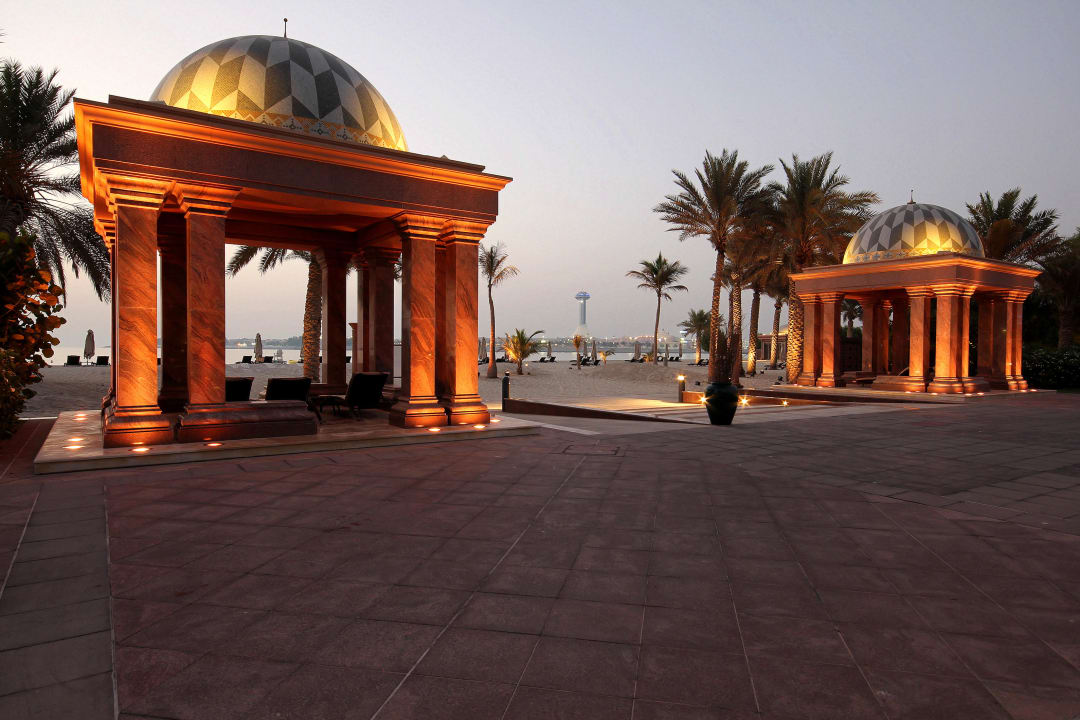 Zugang zum Strand vom Ostpool Emirates Palace Mandarin Oriental