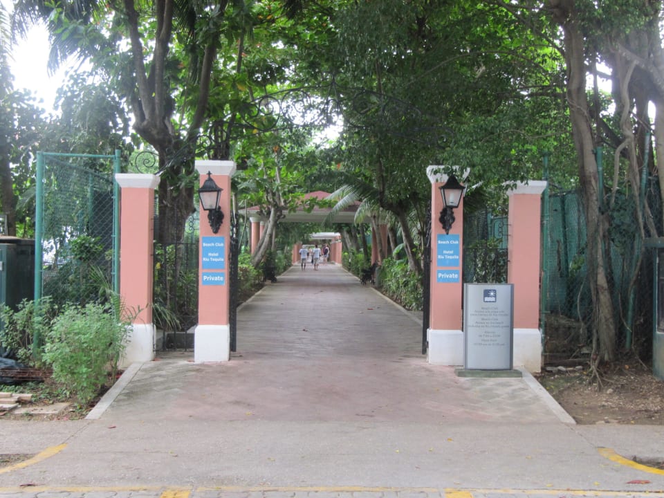Der Weg zum Hotelstrand Hotel Riu Tequila