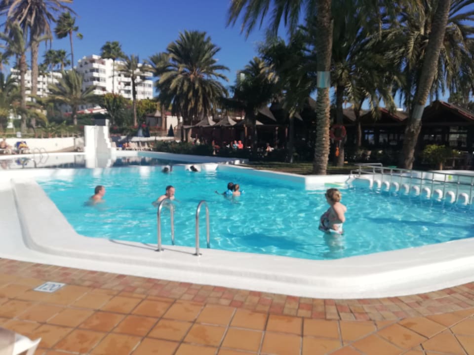 Pool HL Miraflor Suites Hotel