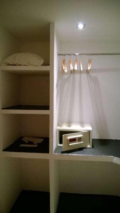 Kleiderschrank aus Beton ?! Adaaran Select Hudhuran Fushi - Premium All Inclusive