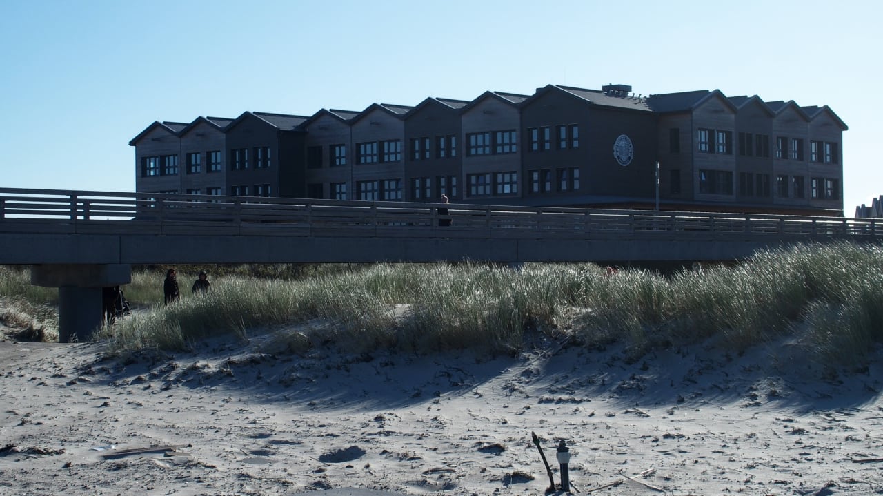 Außenansicht vom Strand mit dem Anfang der Seebrücke Bretterbude Heiligenhafen