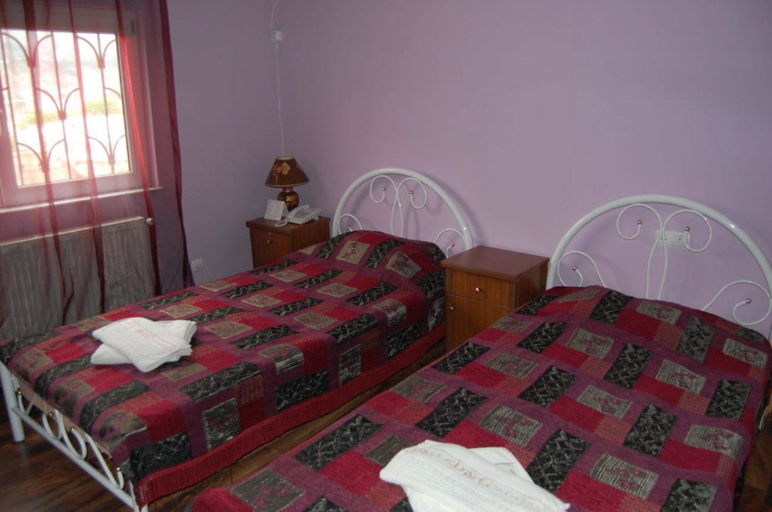 Zimmer 6 Blick auf die Betten Hotel Leadora