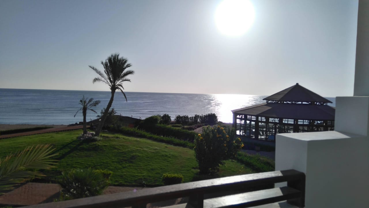 Sonnenaufgang mit Blick vom Balkon Three Corners Equinox Beach Resort