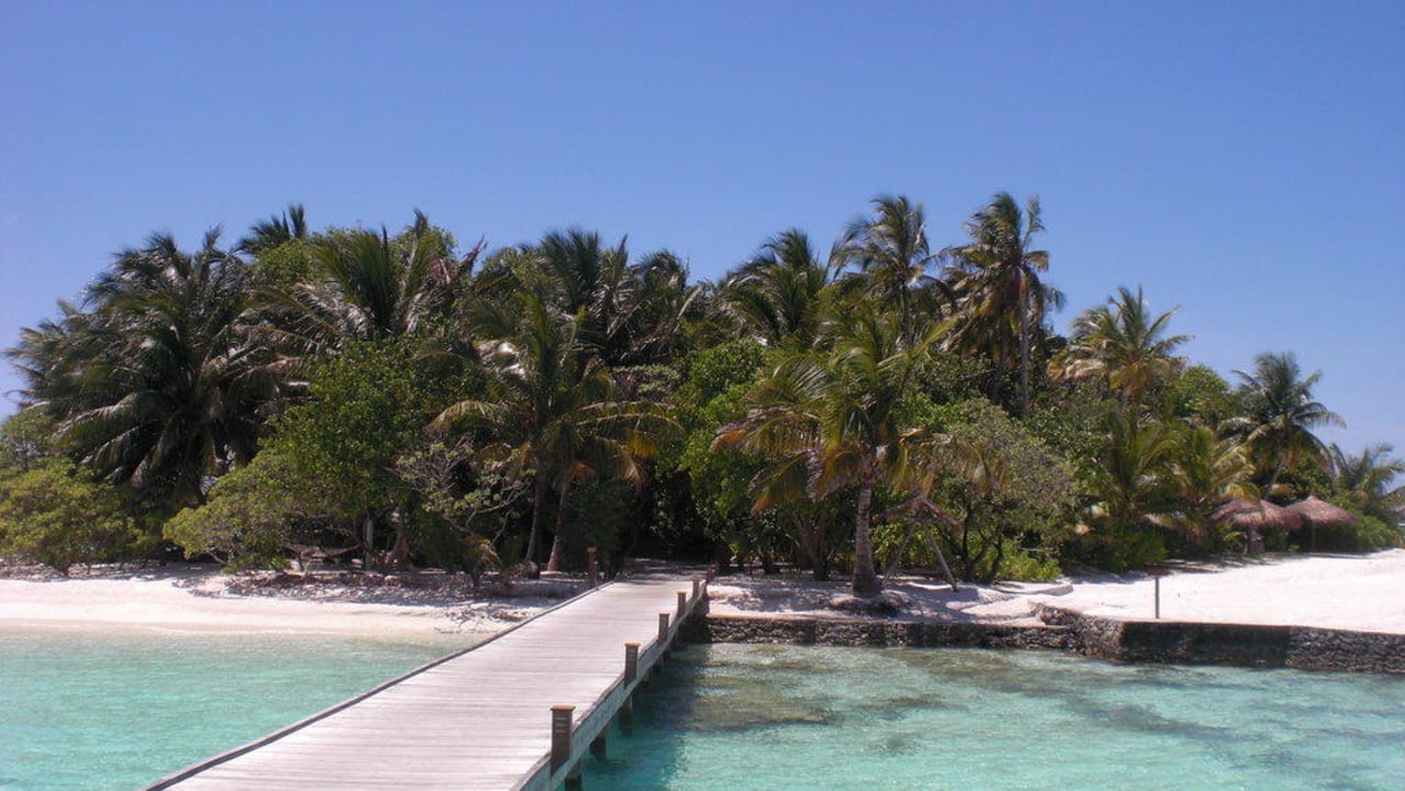 Steg von den Bungis zur Insel Veligandu Maldives Resort Island