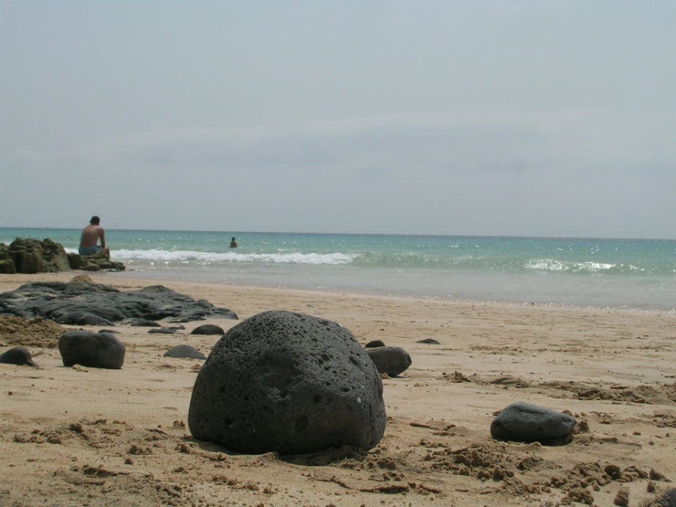 Steine am Strand vor dem Hotel SBH Club Paraiso Playa