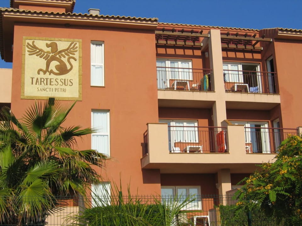 Das Hotel von der Seite Ilunion Sancti Petri