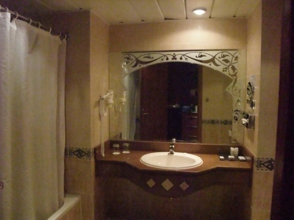 Unverkennbar: das Badezimmer SUNRISE Garden Beach Resort