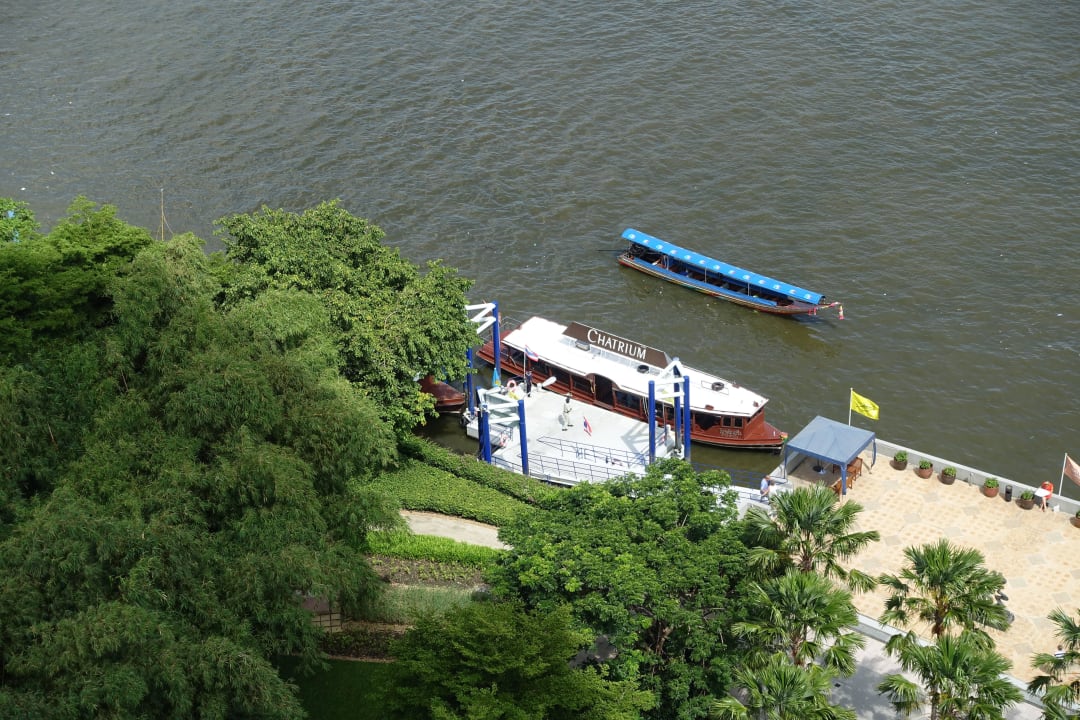 Shuttleboot am Hotelpier vom Balkon aus Chatrium Hotel Riverside Bangkok