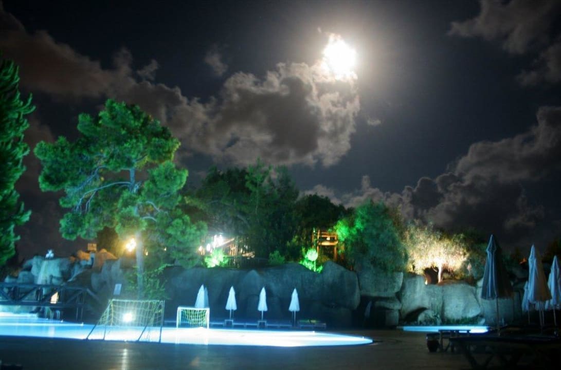 Sportanlage bei Nacht Blue Waters Club