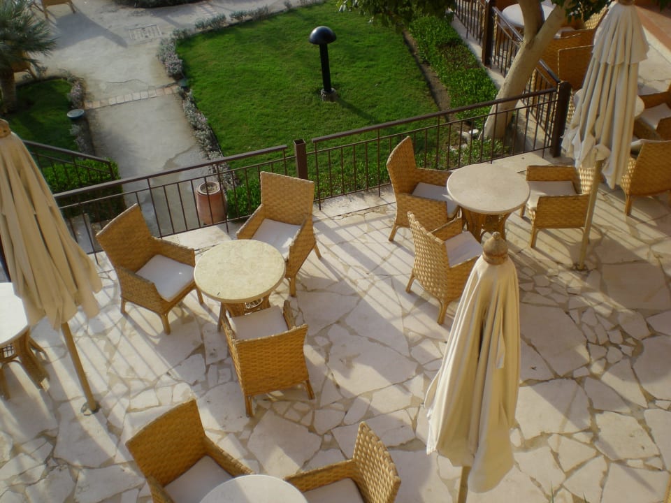 Blick von der Terrasse auf die Gartenanlage Hotel Three Corners Ocean View prestige - Adults only