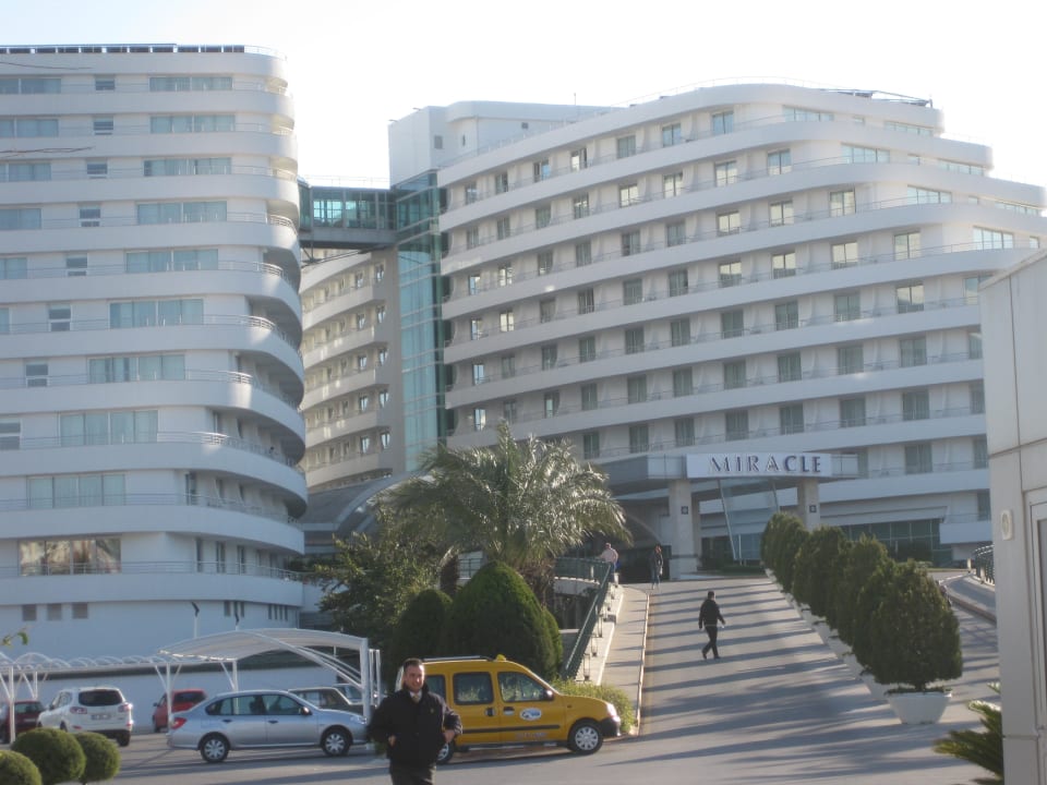 Die Vorderseite mit Auffahrt Hotel Miracle Resort