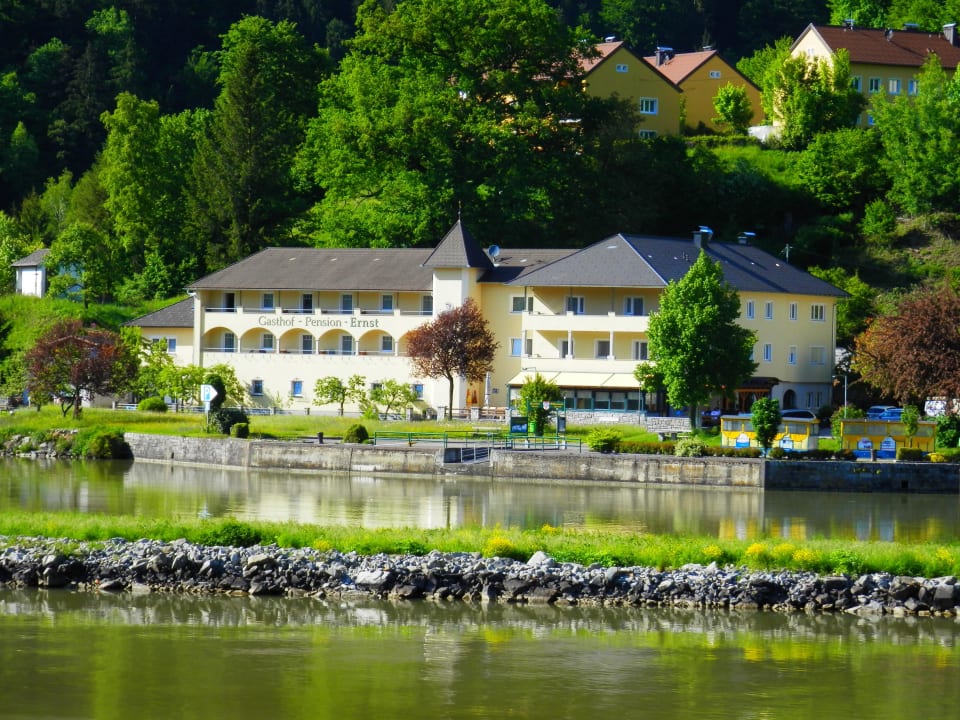 Blick von der Donau auf die Pension Gasthof - Landhotel Ernst