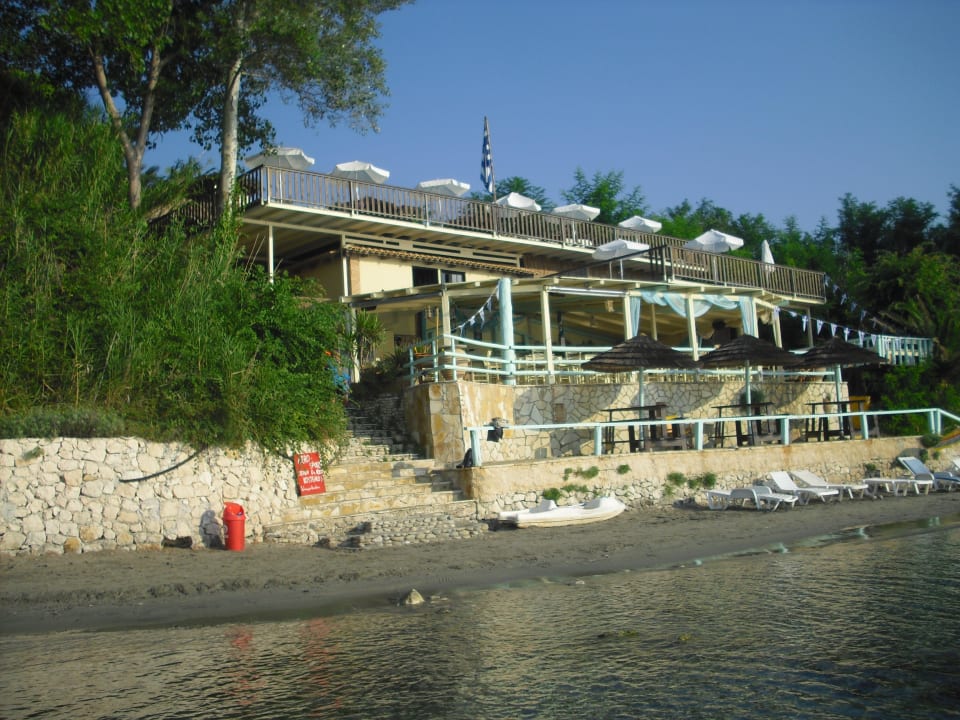 Blick vom Wasser auf das Hotel und den Hotelstrand Porto Koukla Beach