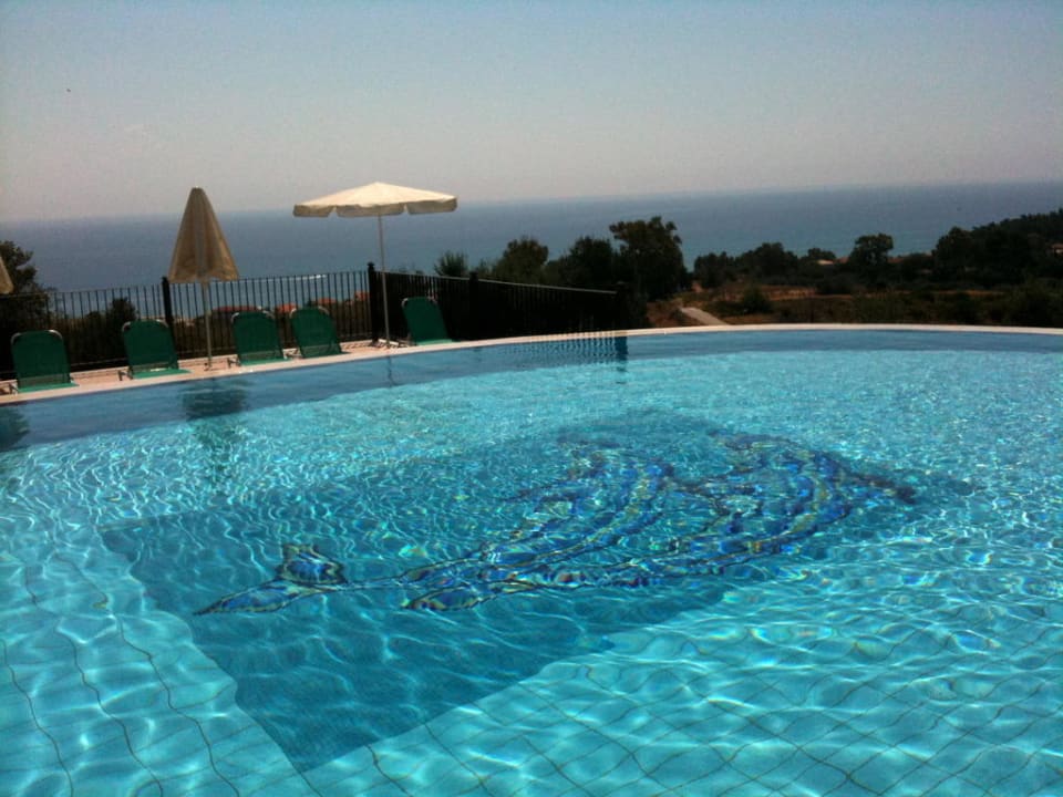 Pool am Vormittag Hotel Livadakia Village