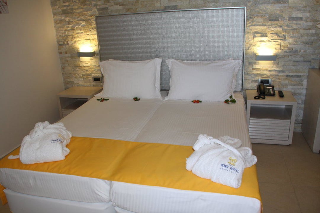 Bett bei Ankunft SENTIDO Port Royal Villas & Spa