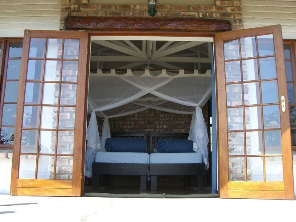Blick von der Terrasse ins Zimmer Etosha Safari Lodge