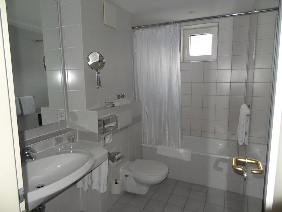 Großes Bad Leonardo Hotel Hamburg Airport