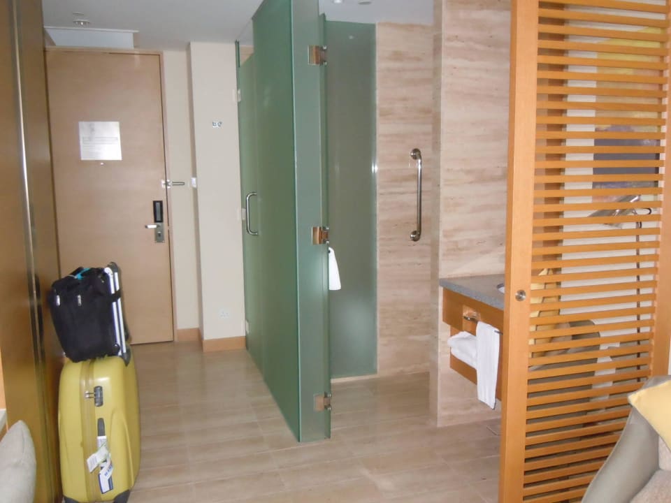 Blick zur Waschecke und Dusche Hotel Jen Orchardgateway Singapore