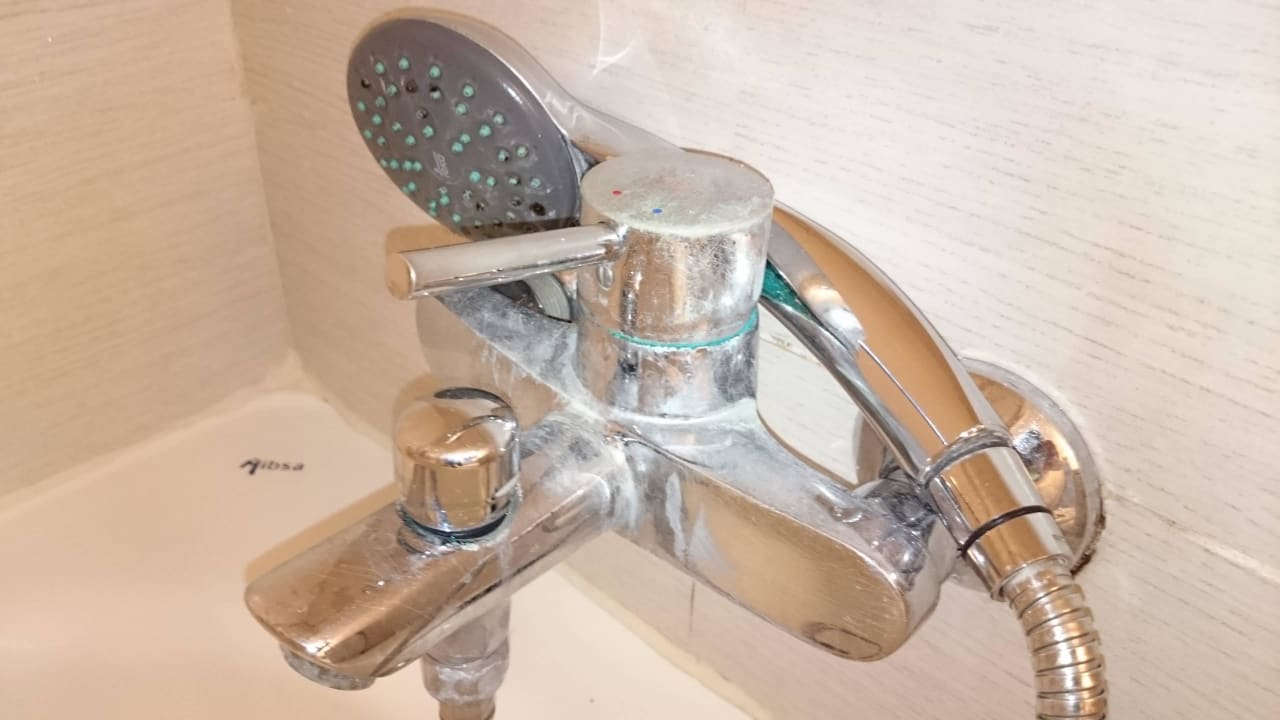 Armatur an der Badewanne blau punta reina