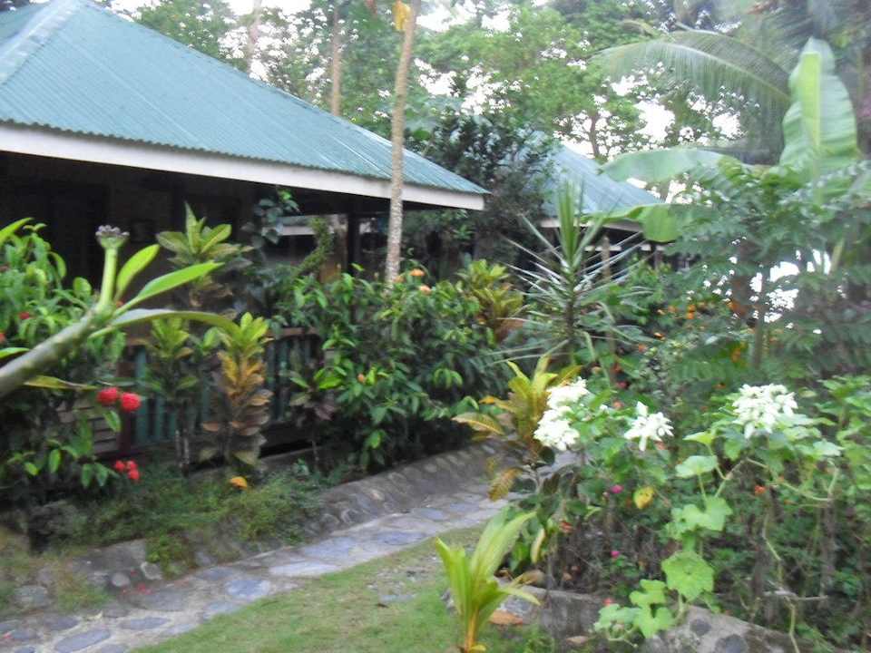 Weitere Bungalows im Garten Elsa's Beach Resort