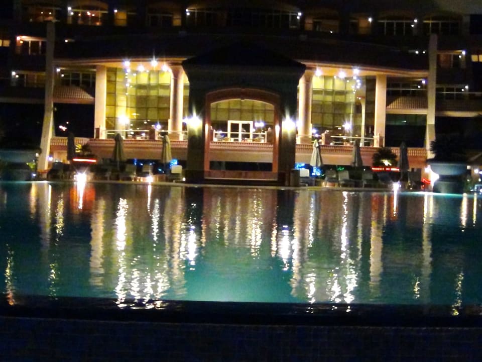 Ansicht bei Nacht Al Raha Beach Resort & Spa