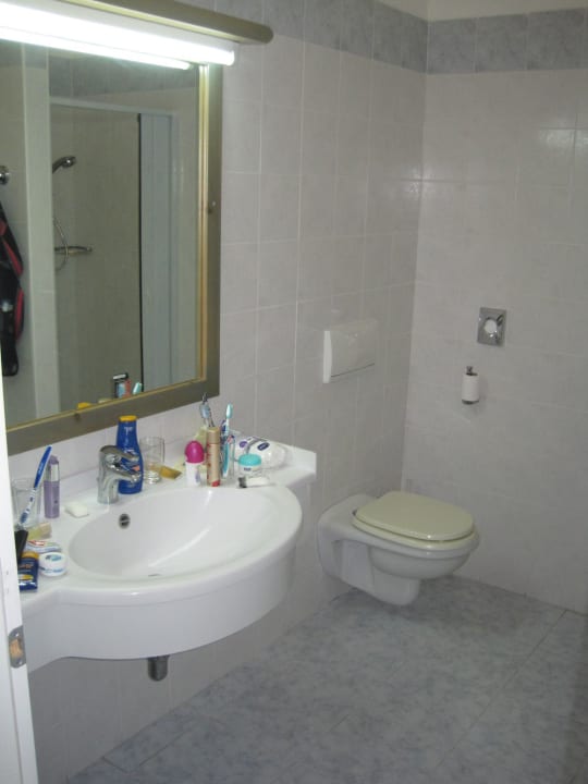Sauberes  Bad mit Dusche WC Bidet und Waschbecken TUI MAGIC LIFE Calabria