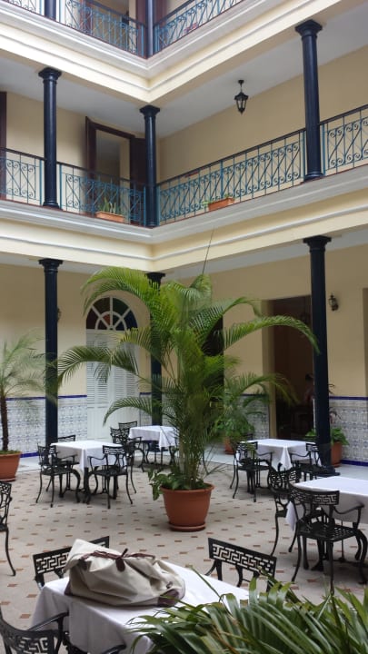 Café/Innenhof Hotel La Unión Affiliated by Meliá