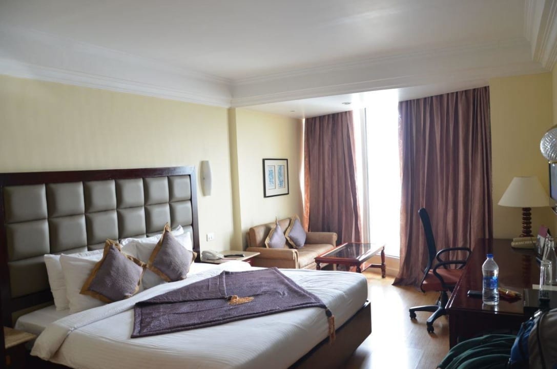 Schlafzimmer der Suite The Gateway Hotel Marine Drive Ernakulam