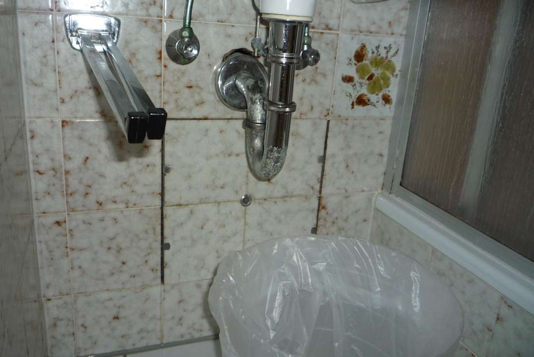 Handtuchhalter unter dem Waschbecken Hotel Residenz Haus des Grafen