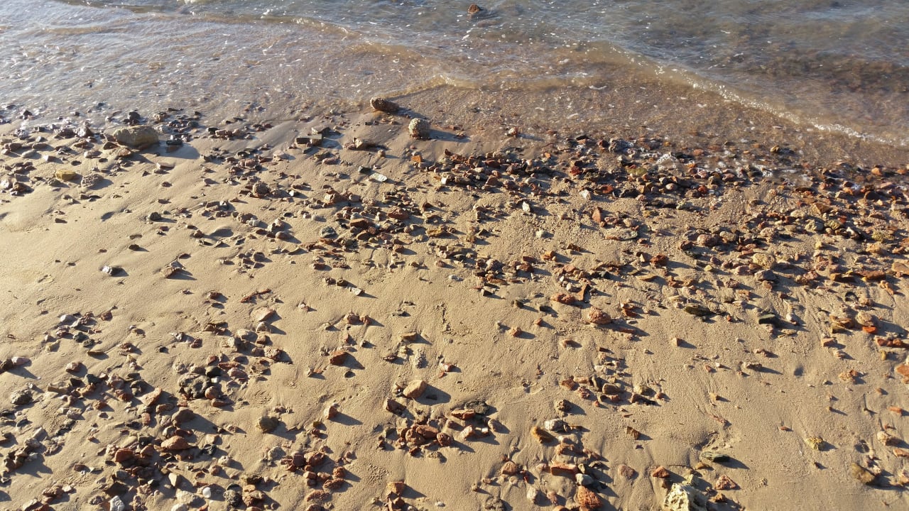 An einigen Stellen etwas steinig  Pickalbatros Alf Leila Wa Leila Resort - Neverland Hurghada