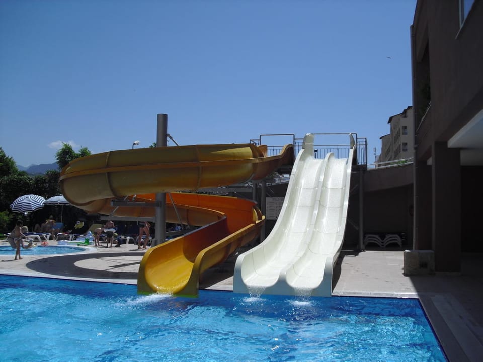 Rutschen im kleineren Pool Telatiye Resort