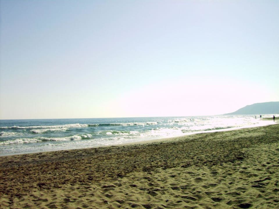 Strand kurz nach Sonnenaufgang Vantaris Luxury Beach Resort