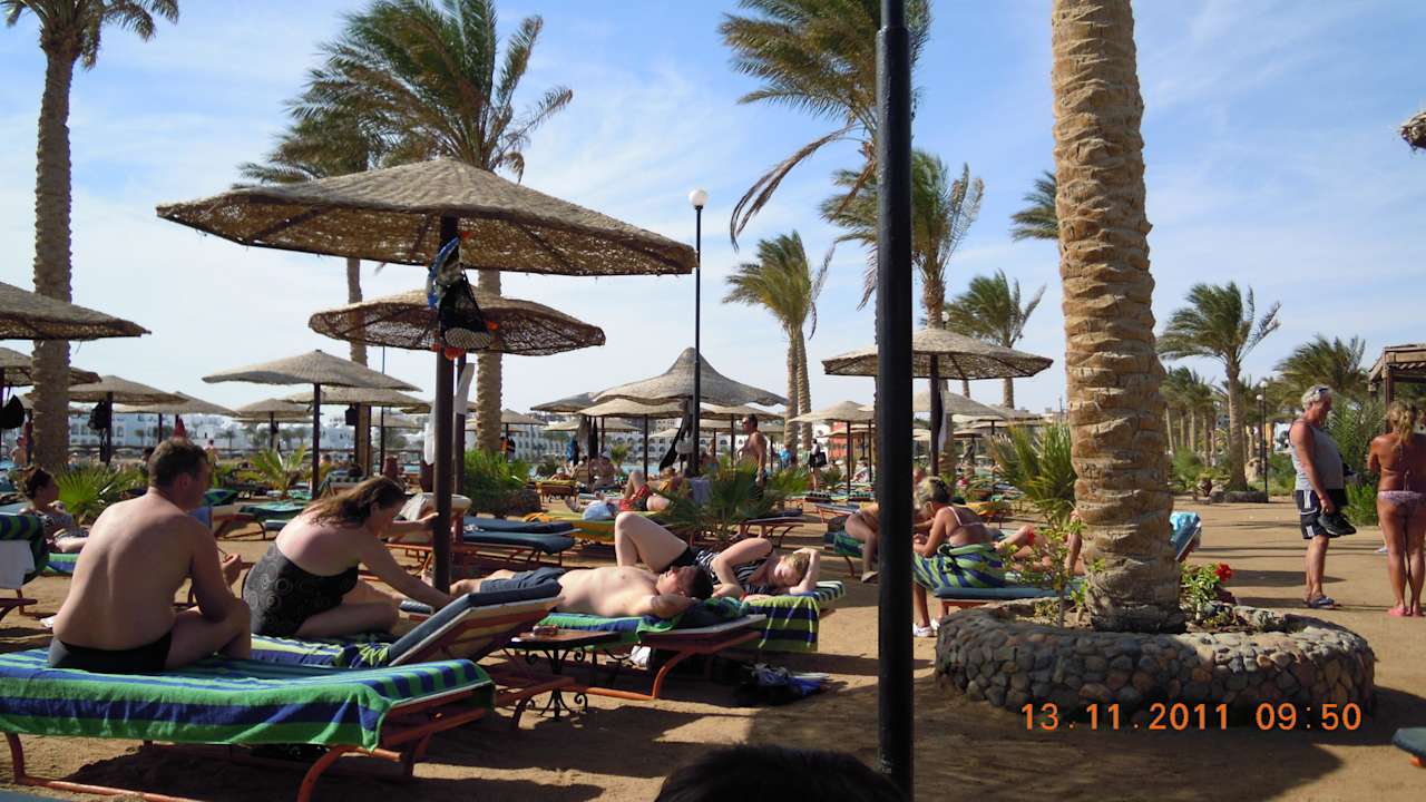 Strandanlage Sonneschirme Arabia Azur Resort