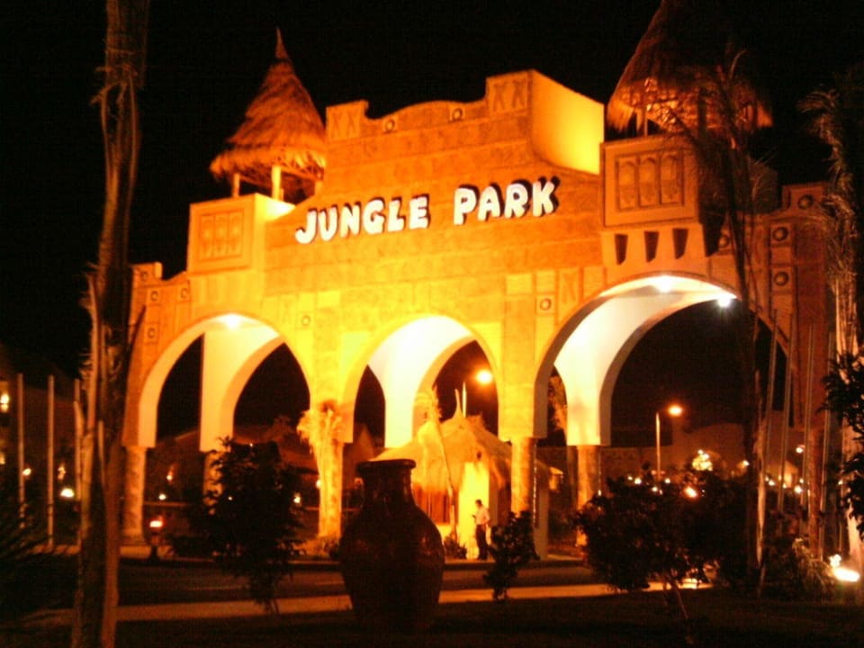 Einfahrt zum Hotel von außen Pickalbatros Jungle Aqua Park Resort - Neverland Hurghada