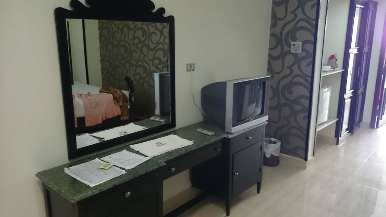 Vorderer Schlafbereich mit Fersehr Panorama Bungalows Resort El Gouna